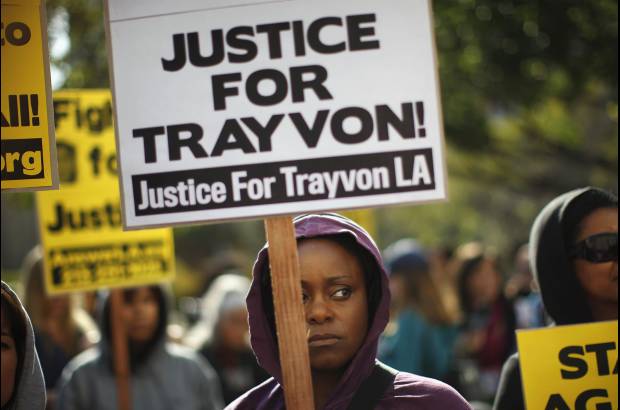 Reuters - Miles de personas protestaron por el fracaso de la polic&#237;a para arrestar a un voluntario de seguridad de un barrio de la Florida por la muerte de un adolescente negro desarmado, Trayvon Martin.