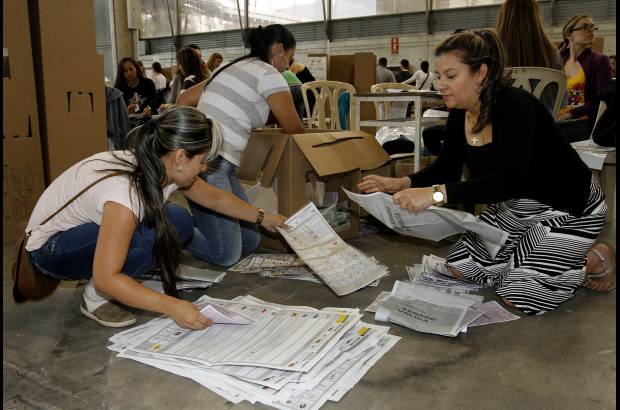 Donaldo Zuluaga - En el Palacio de Exposiciones, las mujeres ejercieron su derecho al voto en las diferentes mesas que estuvieron dispuestas para las elecciones al Senado, C&#225;mara y Parlamento Andino.