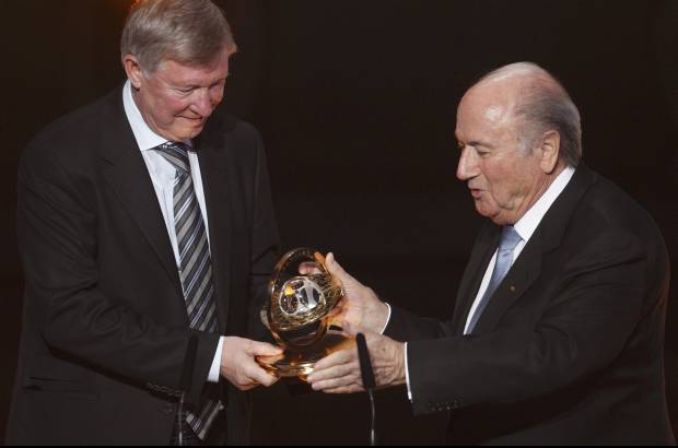Reuters - Sir Alex Ferguson, entrenador del Manchester United, recibi&#243; de la Fifa la Distinci&#243;n Presidencial por su dilatada y exitosa carrera en la direcci&#243;n t&#233;cnica.