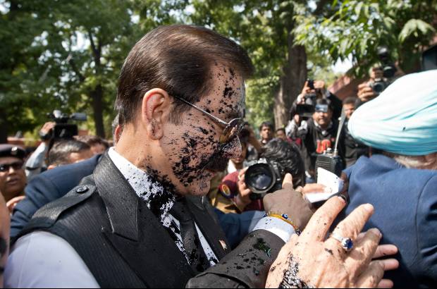 AFP - Tinta negra fue lo que le arrojaron en la cara al presidente del grupo Sahara Subrata Roy al llegar a la corte donde enfrenta una demanda por una deuda del grupo.