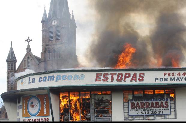 Hern&#225;n Vanegas - Cinco m&#225;quinas de bomberos consiguieron sofocar un incendio que se present&#243; en el sector de Barrio Triste.