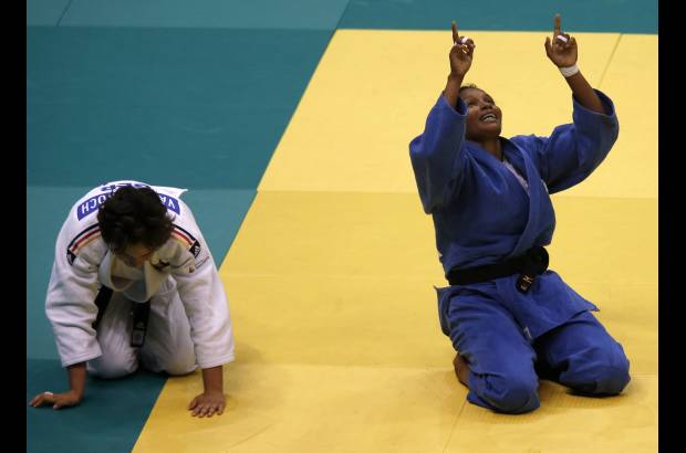Reuters - La colombiana Yuri Alvear celebra la medalla de oro conseguida en el Mudial de Judo de Brasil.