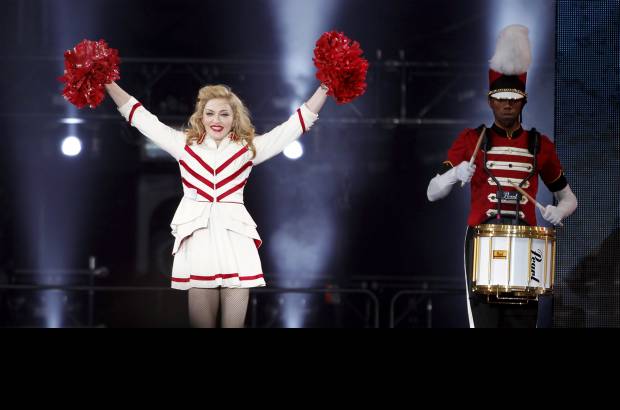 Reuters - Con este cambio de tercio, el estadio entero ha empezado a bailar, aunque rápidamente han vuelto a quedarse con la boca abierta cuando nueve de los diecisiete tamborileros que han salido con las majorettes han empezado a volar literalmente sobre sus cabezas, colgados de cuerdas invisibles.