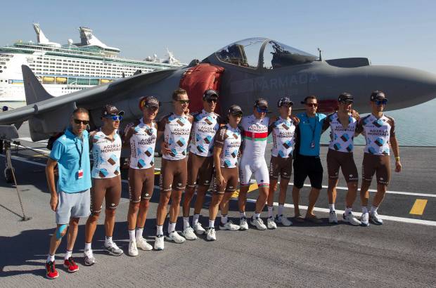 FOTO AP - Los corredores portaban su cámara como si fueran a visitar un museo. Se tomaron fotos y videos entre ellos. En la imagen el equipo Ag2R de Carlos Alberto Betancur.