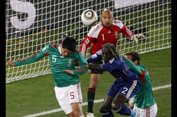 AP - Francia gozó de pocas ocasiones claras en el partido y la vigente subcampeona del Mundo, al igual que Sudáfrica, depende ahora de una carambola de resultados para evitar de nuevo la decepción de ser eliminada en primera ronda, como le ocurrió en la Copa del Mundo 2002.