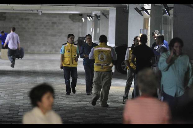 R&#243;binson S&#225;enz - 45 familias residentes de dos edificios de 19 pisos de la unidad Continental Towers evacuaron el martes por orden del Dagrd y de la constructora L&#233;rida CDO.
