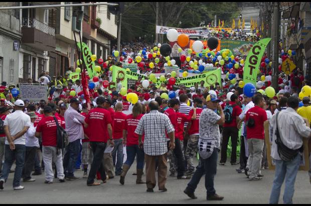 ESTEBAN VANEGAS - Las centrales obreras y grupos estudiantiles de las universidades Nacional y de Antioquia marcharon este 1 de mayo por las calles de Medell&#237;n, exigiendo garant&#237;as laborales al Gobierno Nacional. Al final de la movilizaci&#243;n se presentaron algunos enfrentamientos entre varios manifestantes y agentes de la Polic&#237;a.