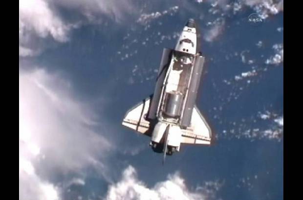 Reuters - Luego de un emotivo acercamiento por ser el último viaje de un transbordador, el Atlantis se acopló este domingo con la Estación Espacial Internacional con el fin de proporcionarle abundantes suministros.