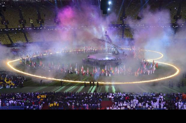 AP - Con todo el estadio de pie con Every Teardrop is a Waterfall de Coldplay y unos espectaculares fuegos artificiales, terminó definitivamente la tercera experiencia olímpica de Londres en la que el movimiento paralímpico ha vuelto a sus orígenes.