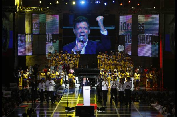 AP - El profesor Mockus fue un contendor de altura, que puso a pensar a Colombia en el valor de la vida, el valor de transparencia y la legalidad, usted y yo compartimos estas banderas y lo invito a que juntos las mantengamos en alto: Santos.