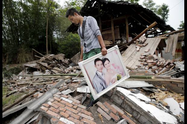 - La zona afectada se encuentra en la misma línea de falla donde hace cinco años otro terremoto, de 8 grados, causó la muerte de 90.000 personas.
