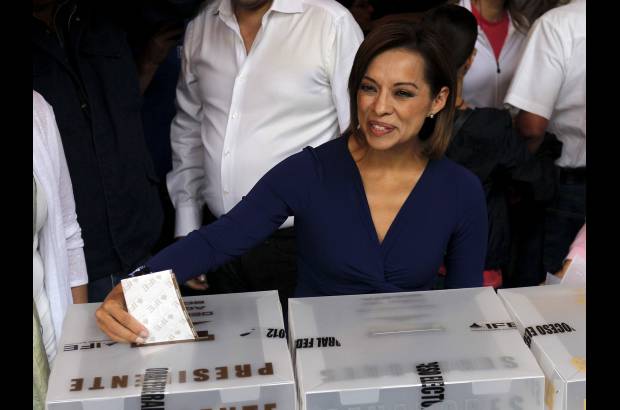 Reuters - La tercera en las encuestas de intenci&#243;n de voto, la candidata del gobernante Partido Acci&#243;n Nacional (PAN), Josefina V&#225;zquez Mota, vot&#243; en el municipio de Huixquilucan, en el central Estado de M&#233;xico, rodeada de su familia.