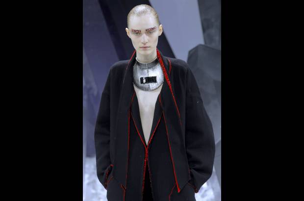 AP - Abrigos largos, casi hasta el suelo, informales cazadoras, chalecos trapecio de tonos grises, por supuesto portados con pantalones o leggings, y bordados de plumas y lentejuelas fueron otras caracter&#237;sticas de este desfile, en el que el cristal lo invadi&#243; todo.