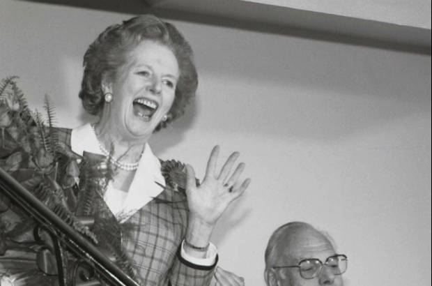 Reuters - Con gran capacidad para el estudio, Thatcher ingresó en un colegio secundario público de carácter selectivo y consiguió entrar en la Universidad de Oxford, donde estudió Química. Pronto se daría cuenta de que su pasión era la política, por lo que estudió Derecho y se graduó como abogada en 1954.