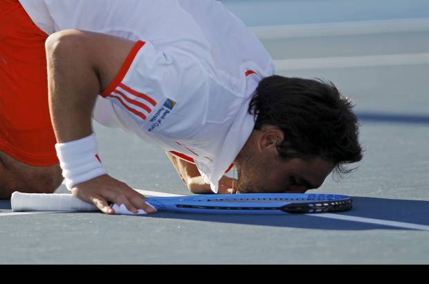 Reuters - Marcos Baghdatis de Chipre celebra su victoria sobre el alem&#225;n Benjamin Becker.