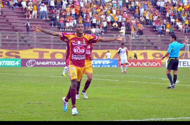 Colprensa - Danny Santoya marcó el doblete de los pijaos. Con el 2-1, Tolima se mostró en camino a la recuperación.