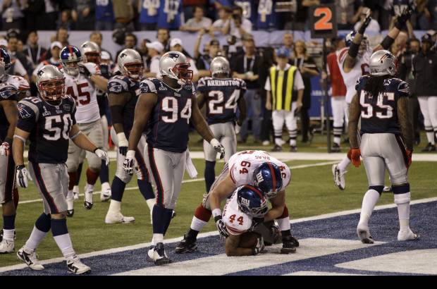 AP - Casi al inicio del primer cuarto los números empezaron a moverse cuando los árbitros marcaron una penalidad a Brady.