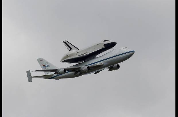 Foto Reuters - Poco antes, al pasar el transbordador por Manhattan, mucha gente se concentr&#243; en las terrazas para ver al Enterprise acoplado al B747, as&#237; como en numerosas embarcaciones y ferrys en el R&#237;o Hudson.