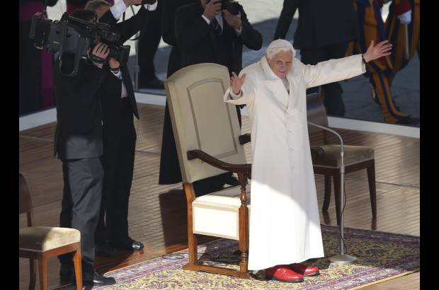 - espués, la alocución del papa alemán, tan íntima, tan cercana, tan confiada con los allí congregados ha sumido a los peregrinos en un profundo silencio,...