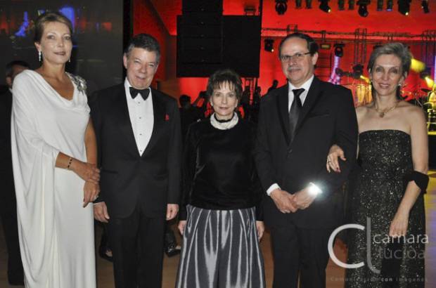 Foto Cámara Lúcida - María Clemencia Rodriguez, presidente Juan Manuel Santos, Ana Mercedes Gómez, Luis Miguel de Bedout Ana Lucía Franco.