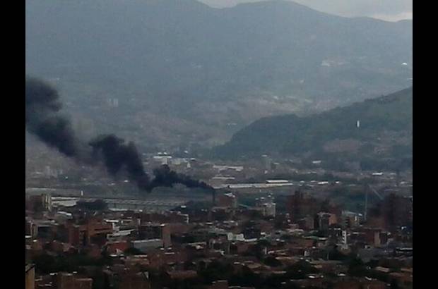 FOTO CORTES&#205;A - Desde diferentes puntos del sur del &#225;rea metropolitana se report&#243; la aparici&#243;n de una columna de humo que sal&#237;a de las instalaciones de Peldar. La empresa inform&#243; que se trata de un trabajo de mantenimiento.