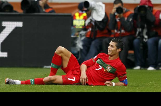AP - Corría el minuto 87 de un partido roto ante el colapso norcoreano, Liedson robó a 10 metros del aérea un balón que le llegó a Ronaldo, que intentó sin éxito regatear al portero; pero la bola apareció de la nada y tras botar dos veces en su espalda y cabeza cayó junto a su pie derecho, que la encaminó a la red.