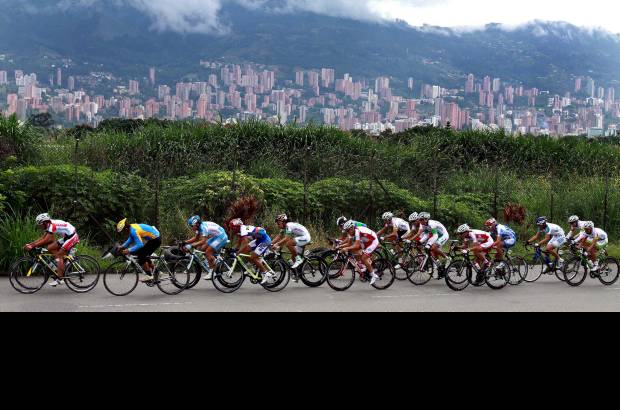 Manuel Saldarriaga - El lote de los &#233;lites va raudo por el Juan Pablo II. En esta categor&#237;a se impuso Weimar Rold&#225;n (GW-Shimano).