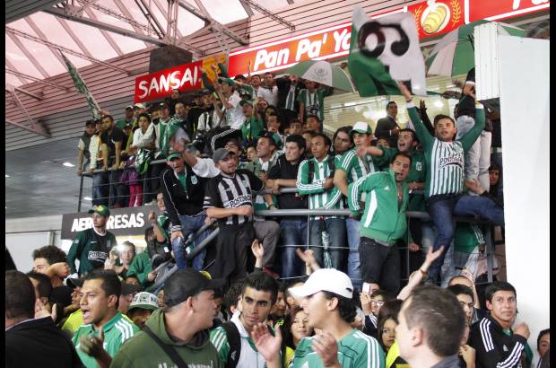 Colprensa - Con canciones como Nacional el orgullo de Bogot&#225;, es local en la capital y cada domingo te aliento y m&#225;s te quiero, animaron a un conjunto que arrib&#243; un poco m&#225;s tarde de lo esperado.