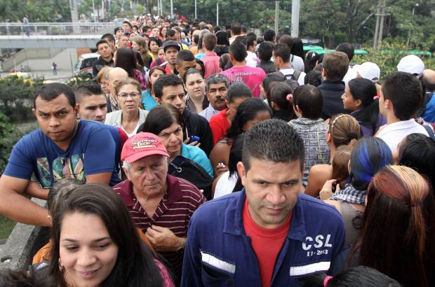 Fotos: Henry Agudelo - Cientos de usuarios se est&#225;n concentrando en la Avenida Regional y Autopista Sur, buscando en que transportarse por lo que se genera alguna congesti&#243;n en estas arterias viales.