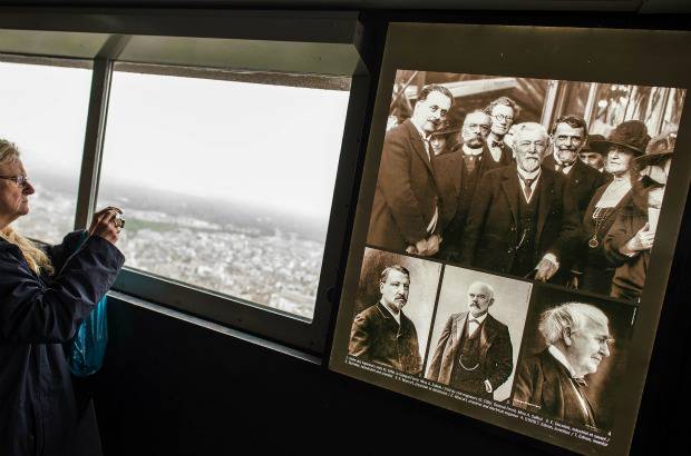 AFP - En una referencia a la familia Eiffel, presente durante su alocución, Hidalgo declaró que su creador, fallecido en 1923, "se habría alegrado de ver el monumento transformarse gracias a arquitectos de talento".