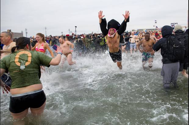 AP - Primer baño del año en la playa de Coney Island en New York.