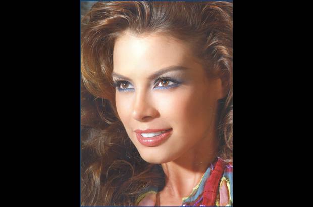 Cortes&#237;a Concurso Nacional de Belleza - Natalia tiene 21 a&#241;os. Sus medidas son 86-61-91 y su estatura 1.76 metros. Sus ojos son color miel, su cabello casta&#241;o y su piel trigue&#241;a. Estudia Econom&#237;a en la Escuela de Administraci&#243;n de Negocios de Bogot&#225;. Le encanta la m&#250;sica colombiana, bailar, el cine y la lectura. Sus padre son &#193;lvaro Valenzuela Murcia y Martha Cutiva M&#233;ndez. Su hermano se llama Andr&#233;s.