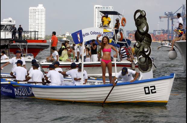 Colprensa - En este tradicional evento, las candidatas recorrieron la bahía de Cartagena, acompañadas de los cadetes de la Escuela Naval. La cita final fue en el Club Naval, donde las candidatas desfilaron en un acto de carácter benéfico para la Acción Social Naval.