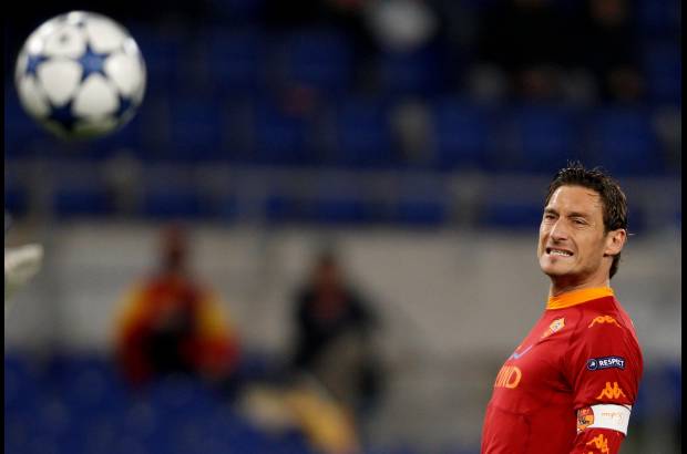 Reuters - En el minuto 41 el Roma perd&#237;a una gran oportunidad creada por Francesco Totti y Mirko Vucinic, que acab&#243; mandando el bal&#243;n fuera, aunque cinco minutos despu&#233;s el que no perdon&#243; fue Luiz Adriano para el Shakhtar.