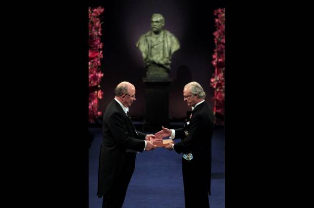 Reuters - Dale T. Mortensen de Estados Unidos recibi&#243; en 2010 el Premio Nobel de Ciencias Econ&#243;micas.