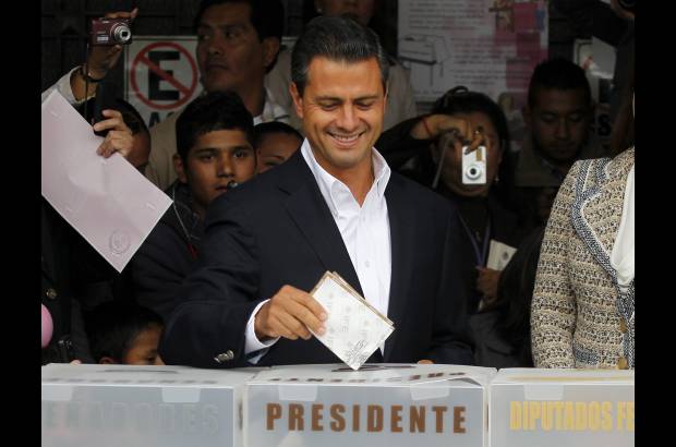 Reuters - El favorito a la presidencia de M&#233;xico, vot&#243; en una mesa electoral de la localidad de Atlacomulco, en el estado central de M&#233;xico.