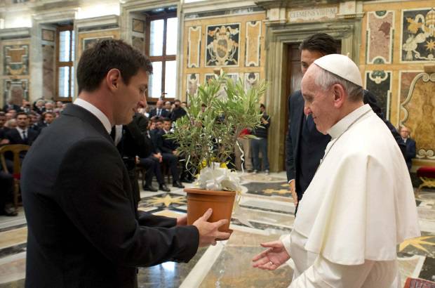 REUTERS - El delantero argentino del Barcelona Lionel Messi reconoció sentirse "orgulloso" de haber viajado al Vaticano para ser recibido en audiencia por el Papa Francisco.