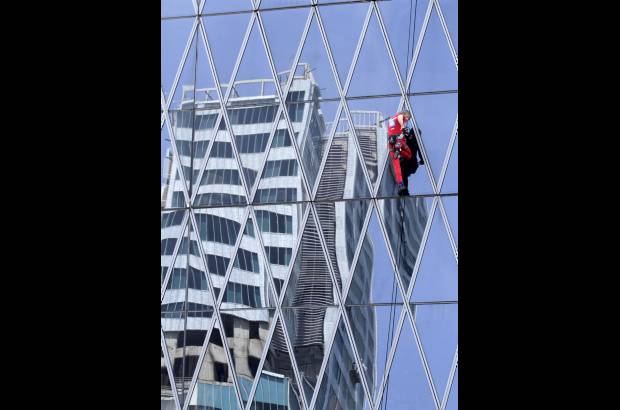 - El escalador, conocido como el Hombre Ara&#241;a, esta vez recurri&#243; a chupas de succi&#243;n y arn&#233;s luego de que las autoridades prohibiera hacerlo sin ese tipo de ayudas.