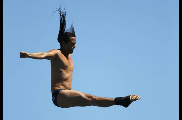 Reuters - De Colombia, Orlando Duque realiza una inmersi&#243;n en la primera ronda de salto de altura de 27 metros de alto durante el Campeonato Mundial de Nataci&#243;n en Barcelona.