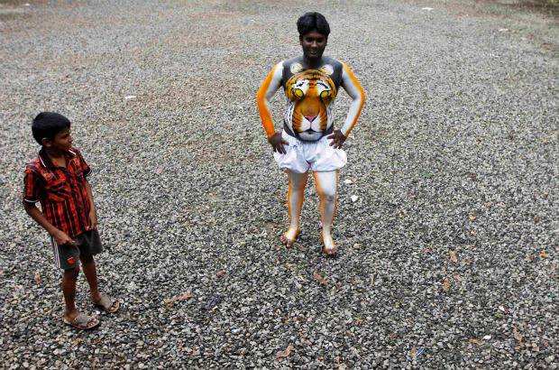 REUTERS - Onam es un festival anual hind&#250; celebrado en Kerala, India, dedicado a la cosecha y que se realiza durante el mes de Chingam (Agosto-Septiembre). Una de sus festividades es el Pulikali o la danza del tigre. Los bailarines, entre ellos algunos ni&#241;os, pintan sus cuerpos con la imagen del felino m&#225;s grande del mundo, en una expresi&#243;n cultural que gira en torno al tema de la caza del animal.
