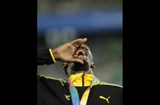 AP - Bolt lleg&#243; con media recta de ventaja sobre el representante franc&#233;s, despu&#233;s de forzar la m&#225;quina a tope con la esperanza de hallar una marca redentora.