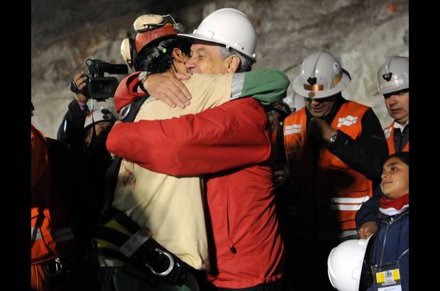 AP - El presidente de Chile, Sebastián Piñera, se puso al frente del rescate y recibió a la mayoría de los mineros rescatados.
