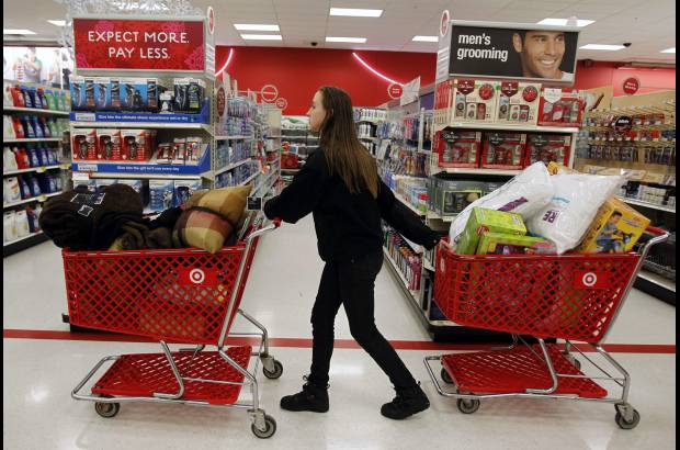 Reuters - Adem&#225;s, las organizaciones de consumidores han emitido mensajes de alerta para que los compradores no se lancen a las adquisiciones -que son principalmente de productos electr&#243;nicos y de televisiones de plasma- sin haber hecho antes algunos deberes, como un seguimiento de productos y precios.
