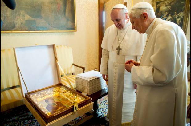 AP - El papa Francisco viaj&#243; este s&#225;bado a la residencia apost&#243;lica de Castel Gandolfo, a unos 30 kil&#243;metros al sur de Roma, para visitar y almorzar con Benedicto XVI, que se aloja all&#237; desde que dej&#243; de ser Papa. La visita del Sumo Pont&#237;fice conglomer&#243; a miles de creyentes a las afueras de la residencia.