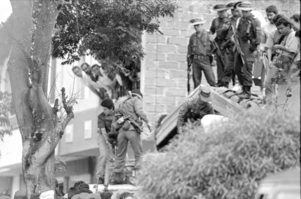 FOTO ARCHIVO EL COLOMBIANO - El 2 de diciembre, las labores de inteligencia permitieron a las autoridades rastrear las llamadas que Escobar le hizo a su hijo Juan Pablo, para llegar hasta la vivienda donde se escond&#237;a en el barrio Los Olivos, occidente de Medell&#237;n, y dar muerte al entonces hombre m&#225;s buscado del mundo.