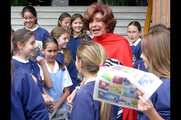 Archivo - Helenita Vargas visit&#243; muchas veces el peri&#243;dico EL COLOMBIANO. En la imagen comparte con los ni&#241;os del programa Prensa Escuela.