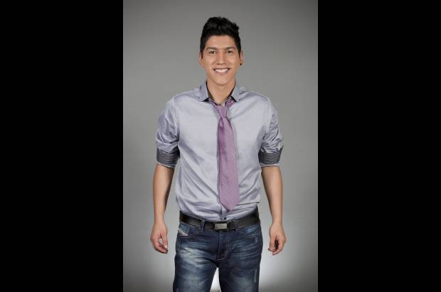 Cortes&#237;a - Juan Manuel Coral tiene 25 a&#241;os de edad, es percusionista, guitarrista, DJ y productor musical. Naci&#243; en Pasto y viene a la voz a demostrar que en el sur del pa&#237;s hay talento de sobra.