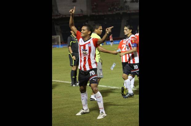 Colprensa - Junior gole&#243; 4-0 a Quind&#237;o en el Metropolitano. Carlos Bacca marc&#243; un tanto.