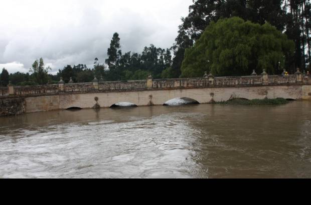 - El desbordamiento del r&#237;o Bogot&#225; tambi&#233;n ocasion&#243; el cierre de la v&#237;a Ch&#237;a-Bogot&#225; a la altura del Puente del Com&#250;n, lo que genera represamientos y trancones en esta carretera de gran afluencia de veh&#237;culos.