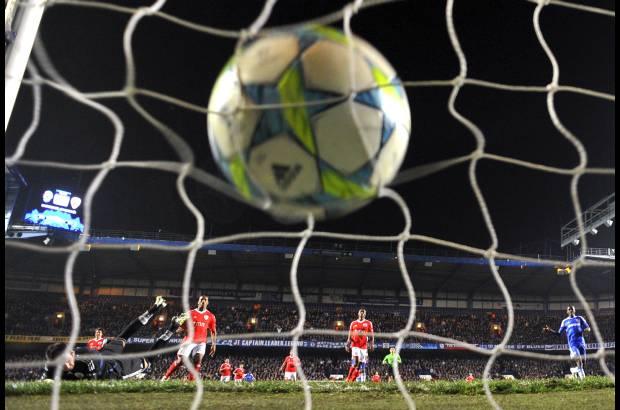 Reuters - Los goles del Chelsea vinieron gracias a Frank Lampard en la primera parte y al portugu&#233;s Ra&#250;l Meireles en el descuento.